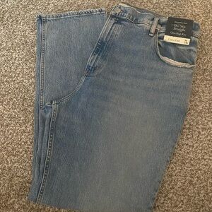 NWT Abercrombie Curve Love "The 90s Straight" Ultra High Rise Jean